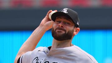 MINNEAPOLIS, MINNESOTA - JULY 23: Lucas Giolito #27 of the Chicago White Sox pitches in the first inning of the game against the Minnesota Twins at Target Field on July 23, 2023 in Minneapolis, Minnesota.   Adam Bettcher/Getty Images/AFP (Photo by Adam Bettcher / GETTY IMAGES NORTH AMERICA / Getty Images via AFP)