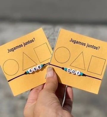 Hay quien ideó una forma de unir las claves del juego con unas pulseras para fortalecer las amistades. 
