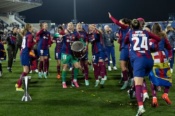 La guardameta del FC Barcelona, Cata Coll, festeja el triunfo con sus compañeras de equipo a ritmo de golpes con un bombo.