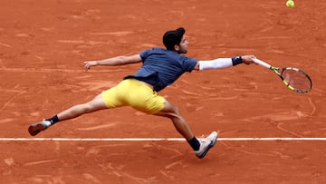 Tennis - French Open - Roland Garros, Paris, France - June 2, 2024 Spain's Carlos Alcaraz in action during his fourth round match against Canada's Felix Auger-Aliassime REUTERS/Stephanie Lecocq
