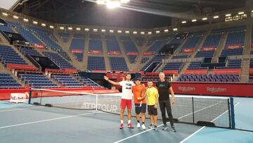 El serbio entrena en la pista central del Torneo de Tokio.