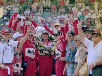 Emerson Fittipaldi en 1993, al ganar la 30ª edición de las 500 millas de Indianápolis. El brasileño competía con el equipo Penske Racing, que es la escudería con más victorias. Un total de 15.  