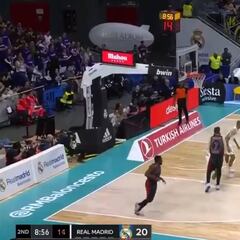 Mereció la pena el encuentro solo por este traje: el Chacho en modo estrella Michelín