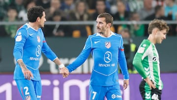 SEVILLA, 05/02/2026.- El delantero del Atlético Antoine Griezmann (d) celebra junto a su compañero José María Giménez tras marcar el 0-4 durante el partido de cuartos de final de la Copa del Rey que Real Betis y Atlético de Madrid disputan este jueves en el estadio de La Cartuja, en Sevilla. EFE/ José Manuel Vidal