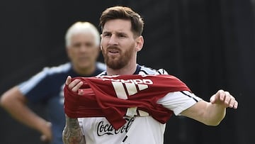 Lionel Messi of Argentina puts a shirt on during a training session at the Illinois University in Chicago on June 09, 2016. 
 Argentina will face Panama on Friday 10  in the framework of the Copa America. / AFP PHOTO / OMAR TORRES