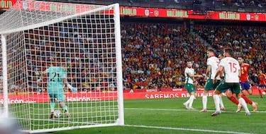 2-0. Centro de Alejandro Grimaldo desde la línea de fondo al segundo palo y de nuevo el jugador del Arsenal, con un salto poderoso, cabecea para anotar el segundo.