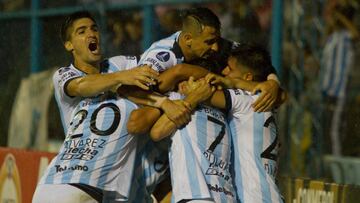 BAS709. TUCUM&Aacute;N (ARGENTINA), 25/04/2017.- Jugadores de Atl&eacute;tico Tucum&aacute;n celebran un gola ante Jorge Wilsterman hoy, martes 25 de abril de 2017, durante un partido de la Copa Libertadores entre Atl&eacute;tico Tucum&aacute;n de Argentina y Jorge Wilstermann de Bolivia, en el estadio ?Monumental Jos&eacute; Fierro? en Tucum&aacute;n (Argentina). EFE/SOL ALMIDEZ