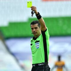 El árbitro que más tarjetas saca en Liga MX pitará el Clásico Nacional