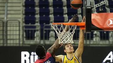 Berlin (Germany), 05/01/2021.- TD Systems Baskonia Vitoria-Gasteiz's Youssoupha Fall (L) in action against Alba Berlin's Tim Schneider (R) during the Euroleague basketball match between Alba Berlin and TD Systems Baskonia Vitoria-Gasteiz in Berlin, Germany, 05 January 2021. (Baloncesto, Euroliga, Alemania) EFE/EPA/HAYOUNG JEON