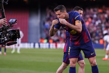 Beso de Robert Lewandowski a la cámara durante la celebración del primer gol del encuentro.