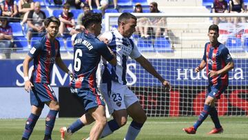 Javi Mier y Algobia disputan un balón.