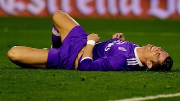 Cristiano se duele en el suelo tras una mala ca&iacute;da.