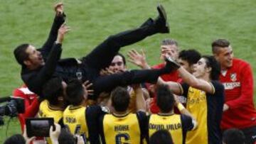 Simeone es manteado por los jugadores tras ganar la Liga en el Camp Nou.