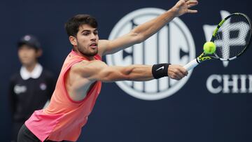 Carlos Alcaraz, en acción durante su partido contra Giovanni Mpetshi Perricard en el China Open.