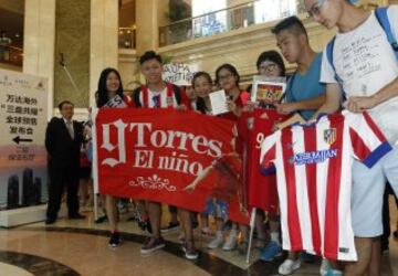 Numerosos aficionados esperaban la llegada del equipo.