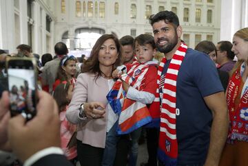 Madrid mayor Manuela Carmena received the players at the town hall