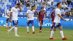 Los jugadores del Real Zaragoza se lamentan en el partido contra el Sanse.