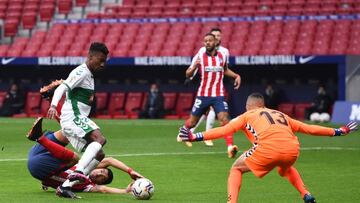 John Chetauya tuvo que vérselas con Luis Suárez.