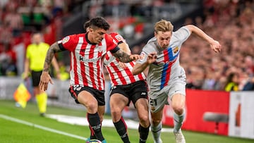 BILBAO, 12/03/2023.- El centrocampista neerlandés del FC Barcelona, Frenkie de Jong (d), disputa el balón ante el defensa del Athletic Club, Ander Capa, durante el encuentro correspondiente a la jornada 25 de primera división que han disputado hoy domingo en el estadio de San Mamés, en Bilbao. EFE / Javier Zorrilla.
