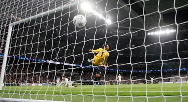 2-1. Centro maravilloso de David Alaba desde la frontal del área al segundo palo, el balón llega medido a Jude Bellingham que, de un portentoso salto, remata para batir por alto a Alex Meret.