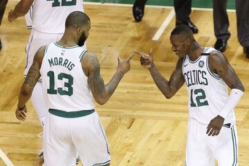 Marcus Morris y Terry Rozier festejan el pase de los Celtics tras ganar a los Bucks.