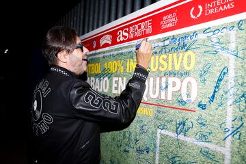 Vicente Jiménez escribe su mensaje en la portada gigante del diario AS