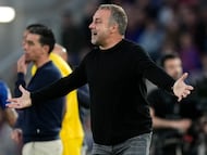 BARCELONA, 11/04/2026.- El entrenador del Barcelona, Hansi Flick, durante el partido de la jornada 31 de LaLiga EA Sports que FC Barcelona y RCD Espanyol disputan este sábado en el Camp Nou. EFE/Enric Fontcuberta