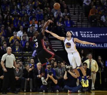 Dwyane Wade lucha por el balón con Klay Thompson.