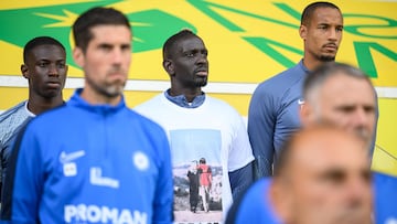 Montpellier's French defender #75 Mamadou Sakho (C) and his teammates pay  homage to the victims of the Israel-Hamas war prior to the French L1 football match between FC Nantes and Montpellier Herault SC at the Stade de la Beaujoire�Louis Fonteneau in Nantes, western France on October 22, 2023. (Photo by LOIC VENANCE / AFP)