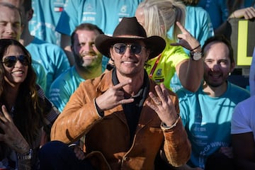 El actor Matthew McConaughey celebró con el equipo de Mercedes el sexto título de Lewis Hamilton.