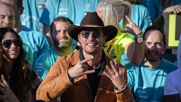 El actor Matthew McConaughey celebró con el equipo de Mercedes el sexto título de Lewis Hamilton.