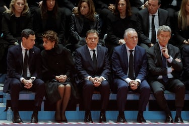 El presidente de Andalucía, Juanma Moreno Bonilla, la vicepresidenta primera del Gobierno Maria Jesus Montero, el ministro de Agricultura, Pesca y Alimentación Luis Planas, el ministro de Política Territorial y Memoria Democrática Angel Victor Torres y el presidente del PP Alberto Núñez Feijoo durante el funeral.