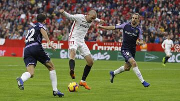 Aleix Vidal se lleva el cuero en el Sevilla-Valladolid.