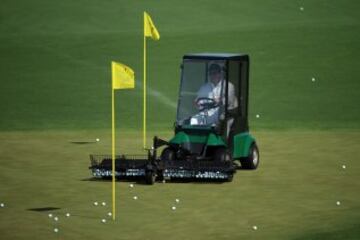 Así recogen las pelotas de golf del campo de entrenamiento del Masters de Augusta.