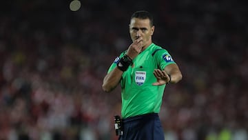 Wilmar Rold&aacute;n arbitrando un juego