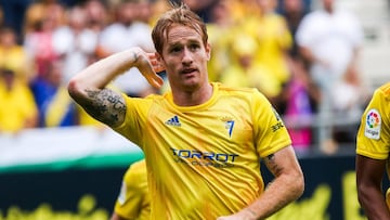 &Aacute;lex Fern&aacute;ndez, del C&aacute;diz, celebra un gol contra el Sporting.