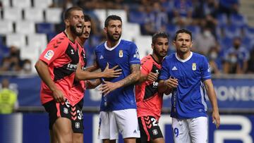 El Real Oviedo y el Tenerife en su anterior enfrentamiento.