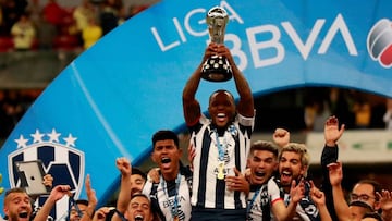 Dorlan Pab&oacute;n con el trofeo de la Liga MX.