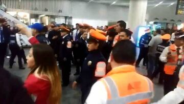 Llegada de Chivas provoca enfrentamiento en aeropuerto