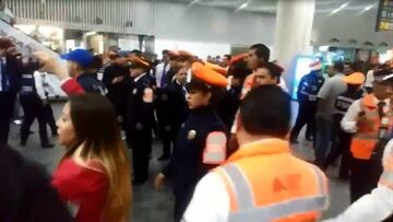 Oficiales del aeropuerto de la Ciudad de México se enfrentan con aficionados de Chivas