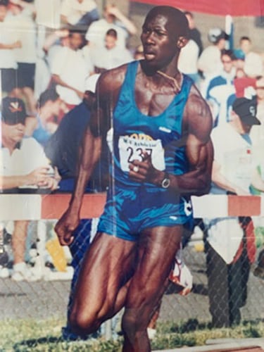 ICE detiene a exatleta olímpico que trabajaba como superintendente escolar en Iowa