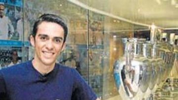 <b>CONTADOR GANÓ EL TOUR DEL BERNABÉU.</b> El ciclista de Pinto disfrutó como un niño cumpliendo su sueño de visitar el Bernabéu y hacer su famoso Tour.