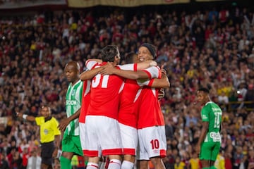 La fiesta en El Campín que disfrutó de la magia de Ronaldinho en el partido entre Santa Fe y Nacional, en el que se le rindió homenaje al brasileño que jugó con la '10' del equipo bogotano.