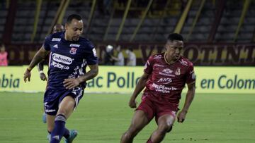 IBAGUE - COLOMBIA, 01-06-2022: Andres Ibargüen de Deportes Tolima y Felipe Pardo de Deportivo Independiente Medellin disputan el balon durante partido de la fecha 2 de los cuadangulares semifinales entre Deportes Tolima y Deportivo Independiente Medellin por la Liga BetPlay DIMAYOR I 2022, en el estadio Manuel Murillo Toro de la ciudad de Ibague. / Andres Ibargüen of Deportes Tolima and Felipe Pardo of Deportivo Independiente Medellin struggle for the ball during a match of the 2nd date of the quadrangulars semifinals between Deportes Tolima and Deportivo Independiente Medellin for the BetPlay DIMAYOR I 2022 League at the Manuel Murillo Toro Stadium in Ibague city. / Photo: VizzorImage / Juan Torres / Cont.