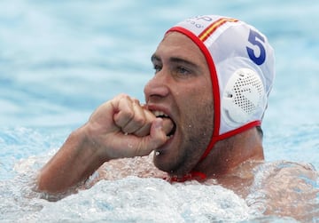 Apadrinado en sus inicios por Manel Estiarte, Willy Molina estaba llamado a ser su relevo. El ceutí nacido en 1984 no ha conseguido tantos éxitos, pero su carrera es una de las más brillantes del waterpolo español. Con 17 años, ya fue campeón del mundo en Fukuoka. Luego, cuando le tocó liderar la Selección, se colgó tres medallas en 2006, 2007 y 2009.
En 2016 puso fin a su etapa con España y jugó con Italia, su segunda casa. A nivel de clubes ha jugado entre los dos países: Natació Barcelona, Pescara, Pro Recco, Brescia y Fiorentina. 
