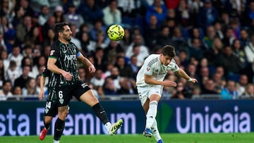 4-1. El jugador turco ve adelantando a Matías Dituro y dispara con la izquierda desde su propio campo. El portero del Elche solo puede ver como el balón bota en el área pequeña y se cuela en su portería.