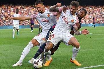 Ansu Fati entre los jugadores del Mallorca, Pablo Maffeo y Martin Valjent.