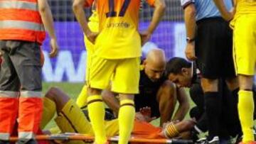 Puyol es retirado en camilla.