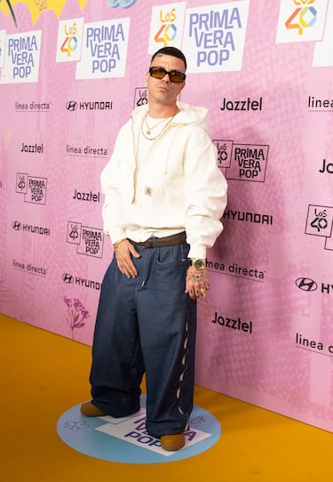 Vinnie Dollar posando en la alfombra roja