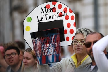 Los espectadores se alinean a lo largo de la ruta de la carrera con canastas improvisada para atrapar los bidones de los ciclistas.